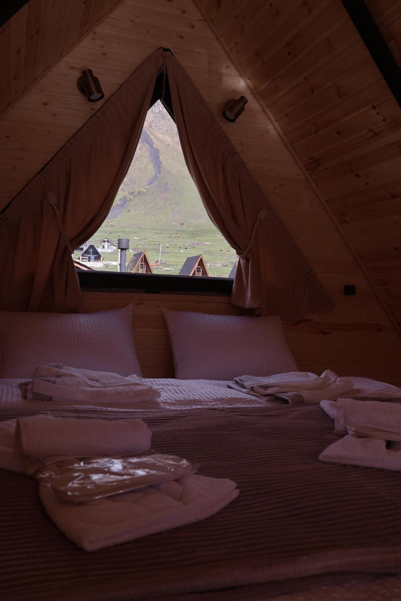 Outdoor Cottages Kazbegi Стая снимка