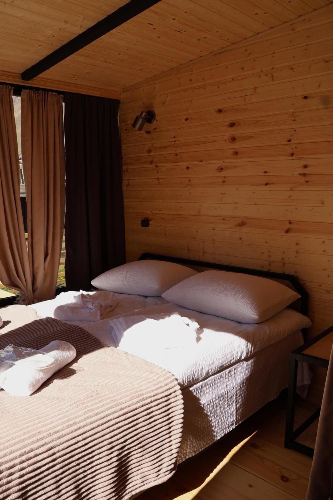 Outdoor Cottages Kazbegi Стая снимка